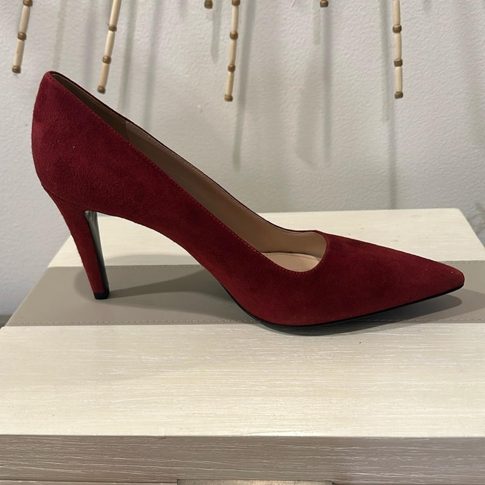 Prada Red Suede Pumps
Size 38
No box
With pink dustbag and heel taps